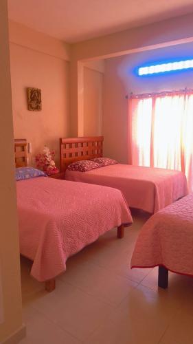 683habitacion_no_9_tres_camas_matrimoniales_6_personas